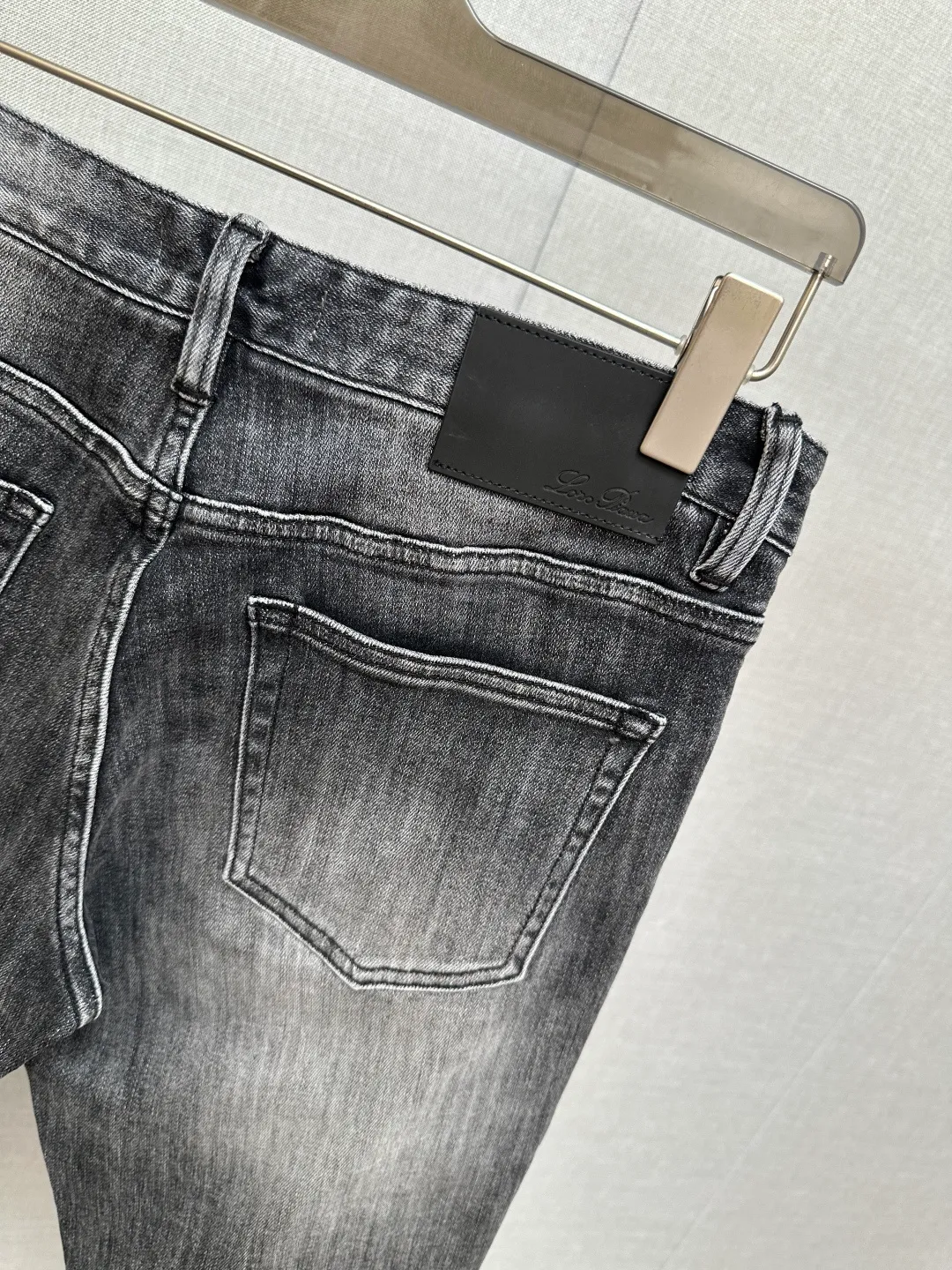 Available at the LP official website counter at the same time, the original is a very stylish pair of jeans, customized with original washed denim fabric, unique design, top-notch printing technology letter pattern logo, original hardware accessories decoration, an extremely outstanding pair of jeans, the materials and craftsmanship are extremely luxurious and exquisite, extremely high-grade, handsome and stylish upper body, recommended 👍, Sizes: 29-38